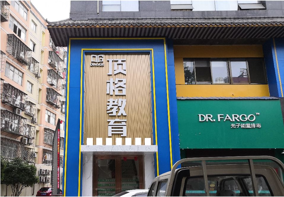 镇巴门头设计要符合门店特色。